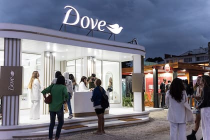 Dove desembarcó en Pinamar con un espacio dedicado al cuidado del cabello y la piel, y dos lanzamientos: el óleo bifásico viral y los serums corporales.
