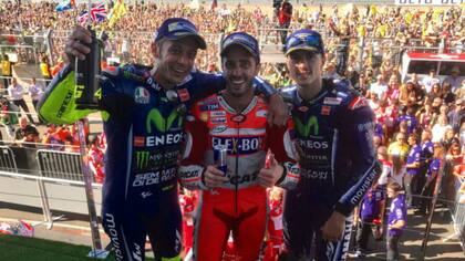 Dovizioso acompañado por Viñales y Rossi
