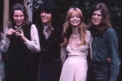 Dowie, a la derecha, en la boda de su amigo, George Underwood, en 1971