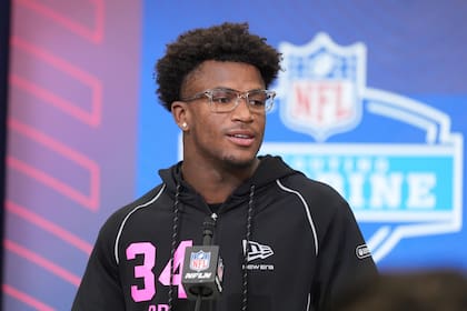 Downs y Sadiq podrían aportar gran valor del draft a equipos de la NFL en puestos infravalorados