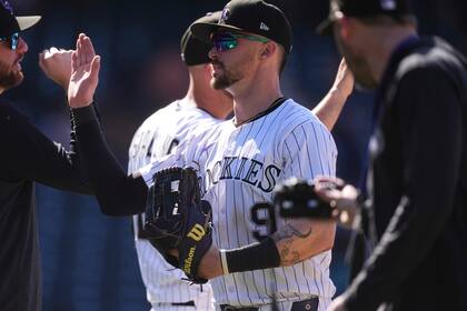 Doyle iguala su récord personal con 5 carreras impulsadas y Rockies vencen 7-2 a Cerveceros
