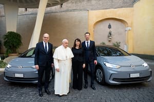 Dr. Marcus Osegowitsch, director general del Grupo Volkswagen Italia; Papa Francisco; Imelda Labbé, miembro del Consejo de Dirección de Ventas, Marketing y Postventa de Volkswagen Turismos; Dr. Christian Dahlheim, director ejecutivo de Volkswagen Financial Services AG en la entrega de dos unidades y la firma del acuerdo de cara a 2024