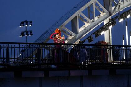 Drag queens previo a participar en la ceremonia de inauguración de los Juegos Olímpicos de París, el viernes 26 de julio de 2024.. (AP Foto/Tsvangirayi Mukwazhi)
