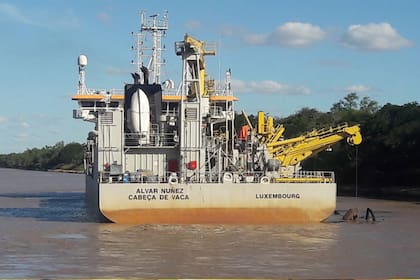 Dragado por bajante de las aguas. en el Rio Parana