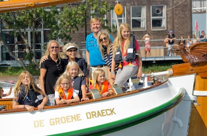Un paseo a bordo del Dragón Verde, en 2015. Máxima, Guillermo, las princesitas Amalia, Alexia y Ariane, la princesa Beatriz, la princesa Mabel y sus hijas Zaria y Luana sonríen a cámara.