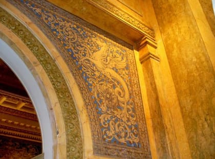 Dragones y arpías aparecen en las guardas de los interiores, entre los detalles ornamentales de la residencia