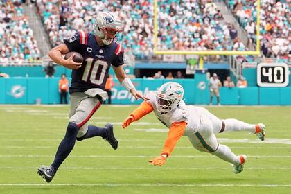 Drake Maye logra tres TD y Patriots vencen 33-27 a Dolphins