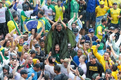 Drama en Brasil durante una manifestación a favor de Bolsonaro: cayó un rayo y 30 personas fueron heridas.
