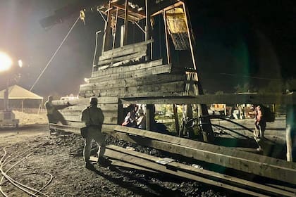 Dramático rescate en México: al menos diez mineros quedaron atrapados tras un derrumbe.