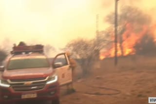 20 casas quemadas, más de 50 evacuados y dos detenidos