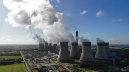 Drax, la central eléctrica más grande de Reino Unido, genera electricidad quemando millones de toneladas de pellets de madera importados.