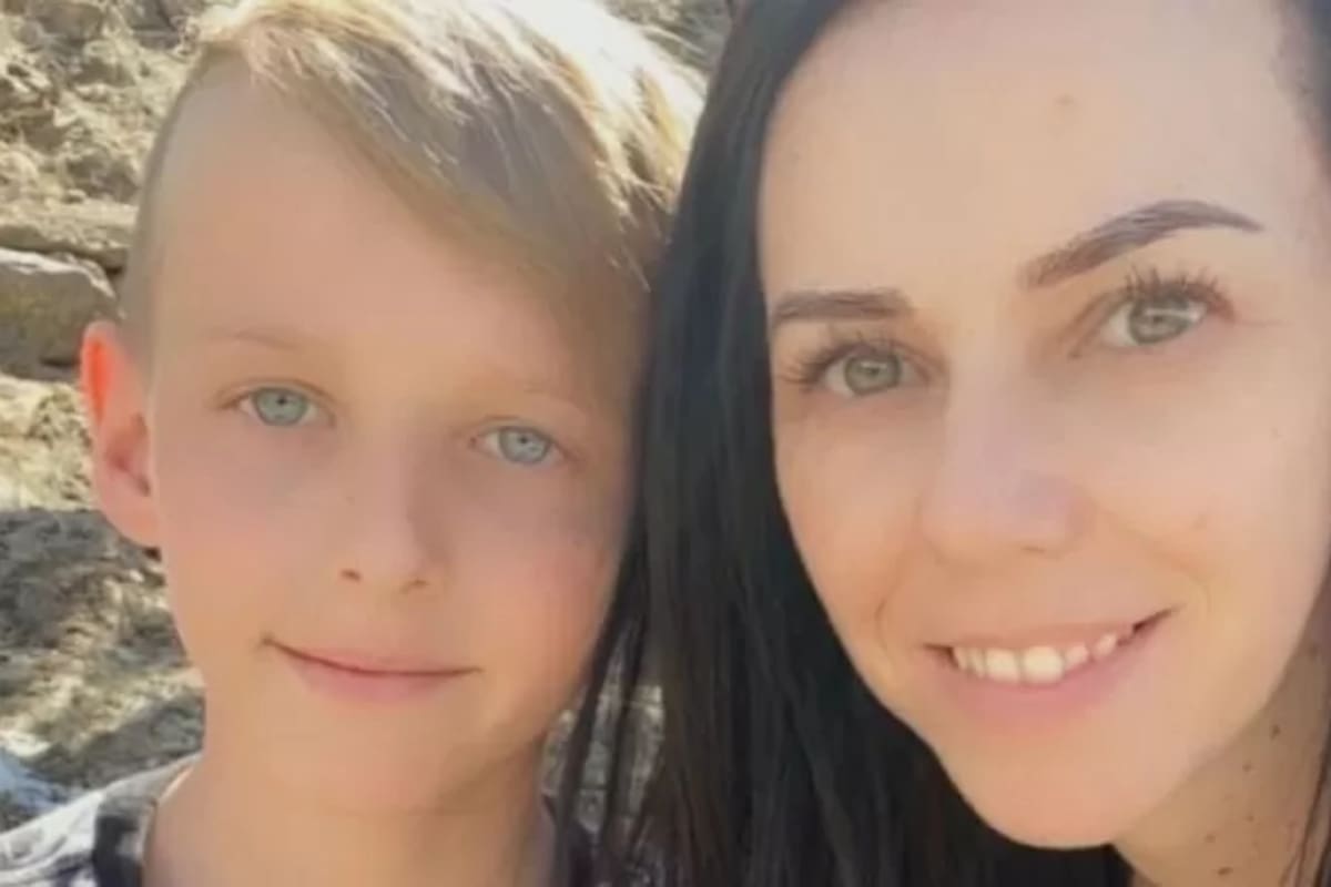 .Drayke Hardman, junto a su madre