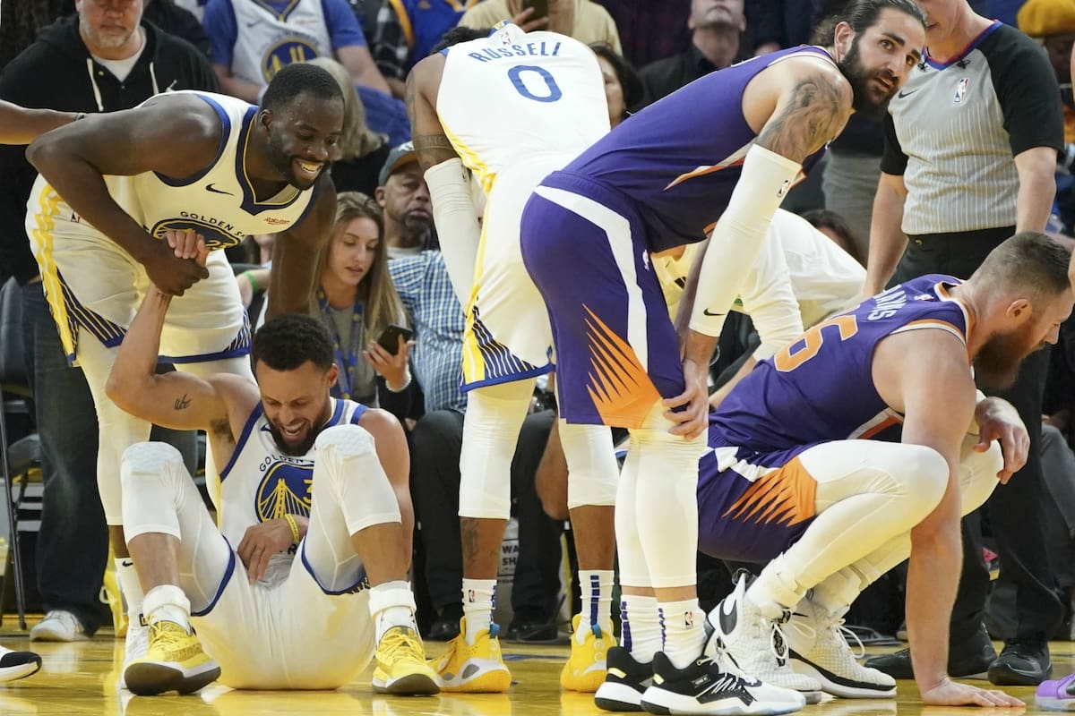 Draymond Green ayuda a Stephen Curry, que no puede disimular el dolor: tiene la muñeca fracturada