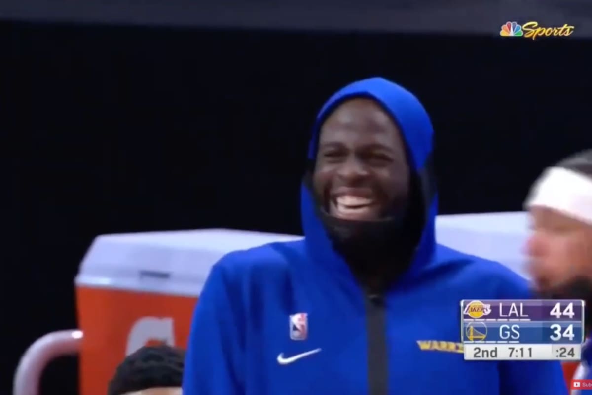 Draymond Green, de los Golden State Warriors, riéndose del error de Kuzma. Crédito: Captura