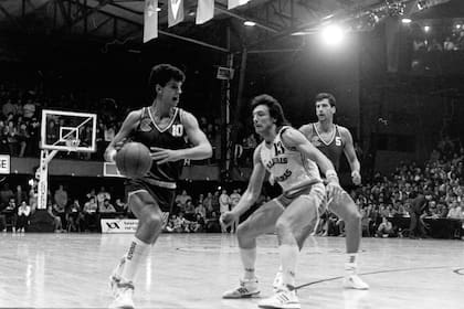 Drazen Petrovic el 13 de septiembre de 1986, en Buenos Aires, en el partido entre Cibona Zagreb y Zalgiris Kaunas; lo marca Valdemaras Homicius y detrás llega su hermano Aleksandar Petrovic