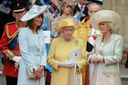 Dress code impecable: la madre de Kate Middleton, la reina Isabel II y la duquesa de Cornwall en la boda de los duques de Cambridge