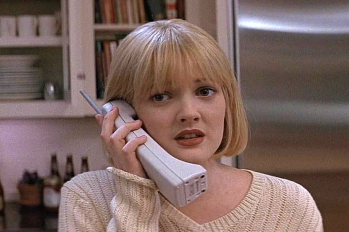Drew Barrymore en la icónica secuencia inicial de Scream, vigila quién llama.