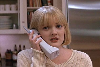 Drew Barrymore en la icónica secuencia inicial de Scream, vigila quién llama.