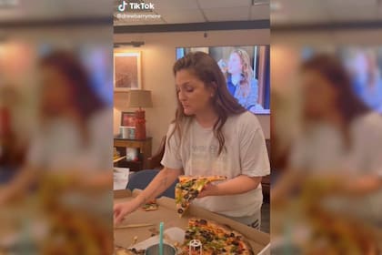 Drew Barrymore sorprendió, y no para bien, a sus seguidores con la manera en que come pizza