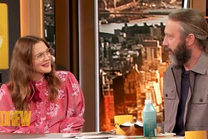 Drew Barrymore y Tom Green en el programa de la actriz