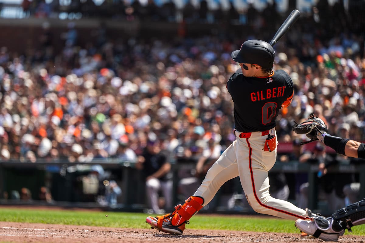 Drew Gilbert, de los Gigantes de San Francisco, pega un sencillo productor ante los Rockies de Color