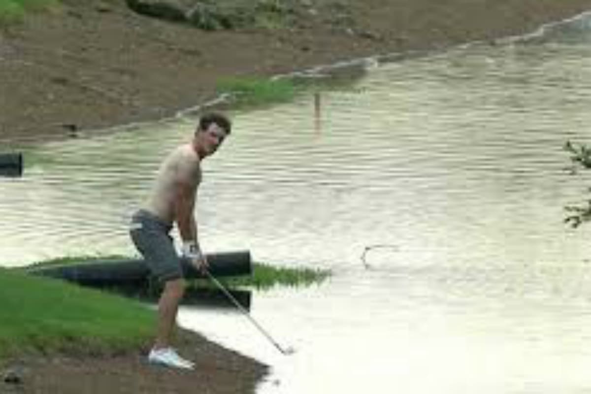 Drew Nezbitt jugando desde el agua en el 6