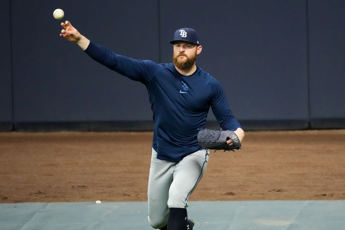 Drew Rasmussen, pitcher de los Rays de Tampa Bay, entrena durante el día de prensa de la Serie Mundi