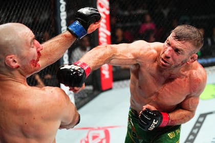 Dricus Du Plessis retuvo la corona y definió el combate ante Sean Strickland con una combinación que le quebró la nariz a su rival. (Photo by Jeff Bottari/Zuffa LLC)