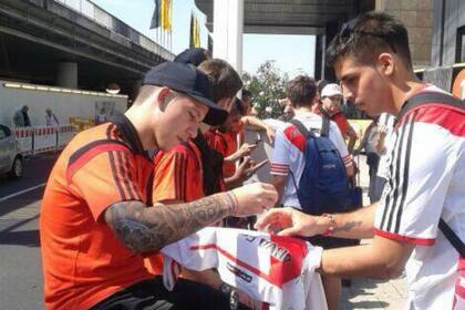 Driussi firmando autógrafos en Frankfurt