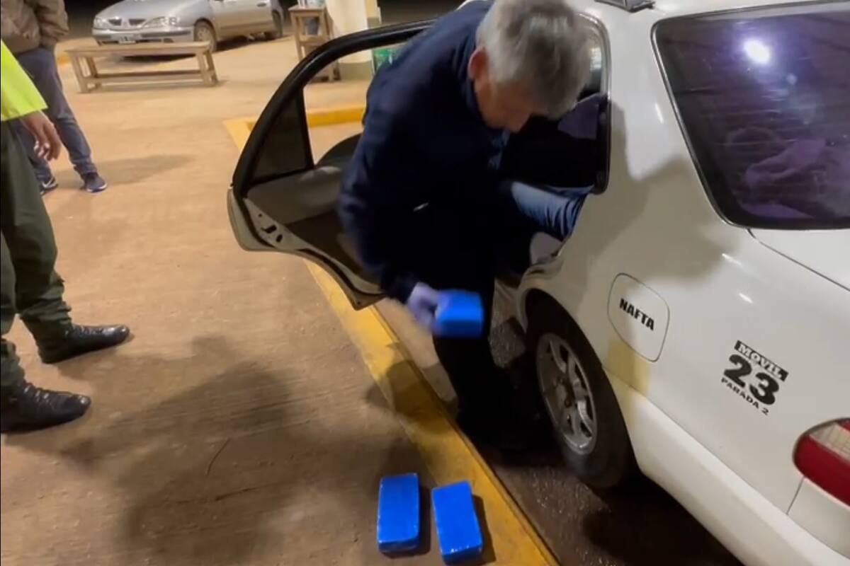 Droga en un taxi paraguayo, en el puente Encarnación-Posadas