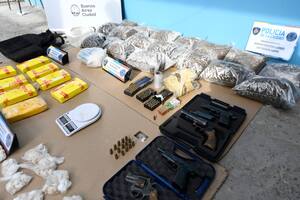 Droga y armamento incautado en el operativo