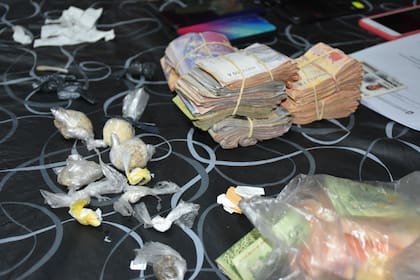 Droga y dinero incautado por la fuerza