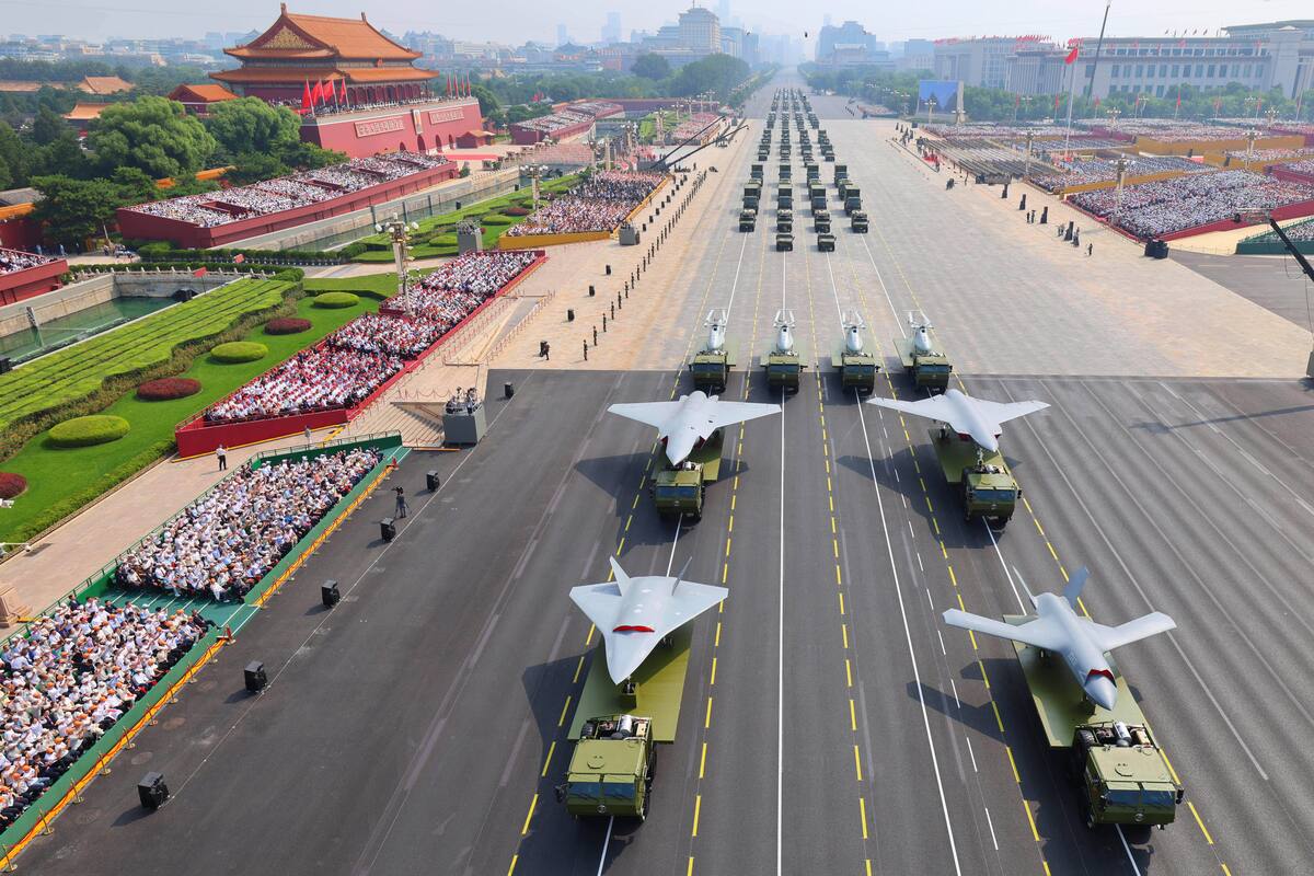 Drones y otros armamentos pasan durante el desfile militar para conmemorar el 80mo aniversario del fin de la Segunda Guerra Mundial celebrado frente a la Puerta de Tiananmen, el 3 de septiembre de 2025