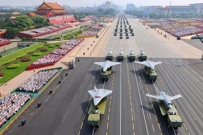 Drones y otros armamentos pasan durante el desfile militar para conmemorar el 80mo aniversario del fin de la Segunda Guerra Mundial celebrado frente a la Puerta de Tiananmen, el 3 de septiembre de 2025