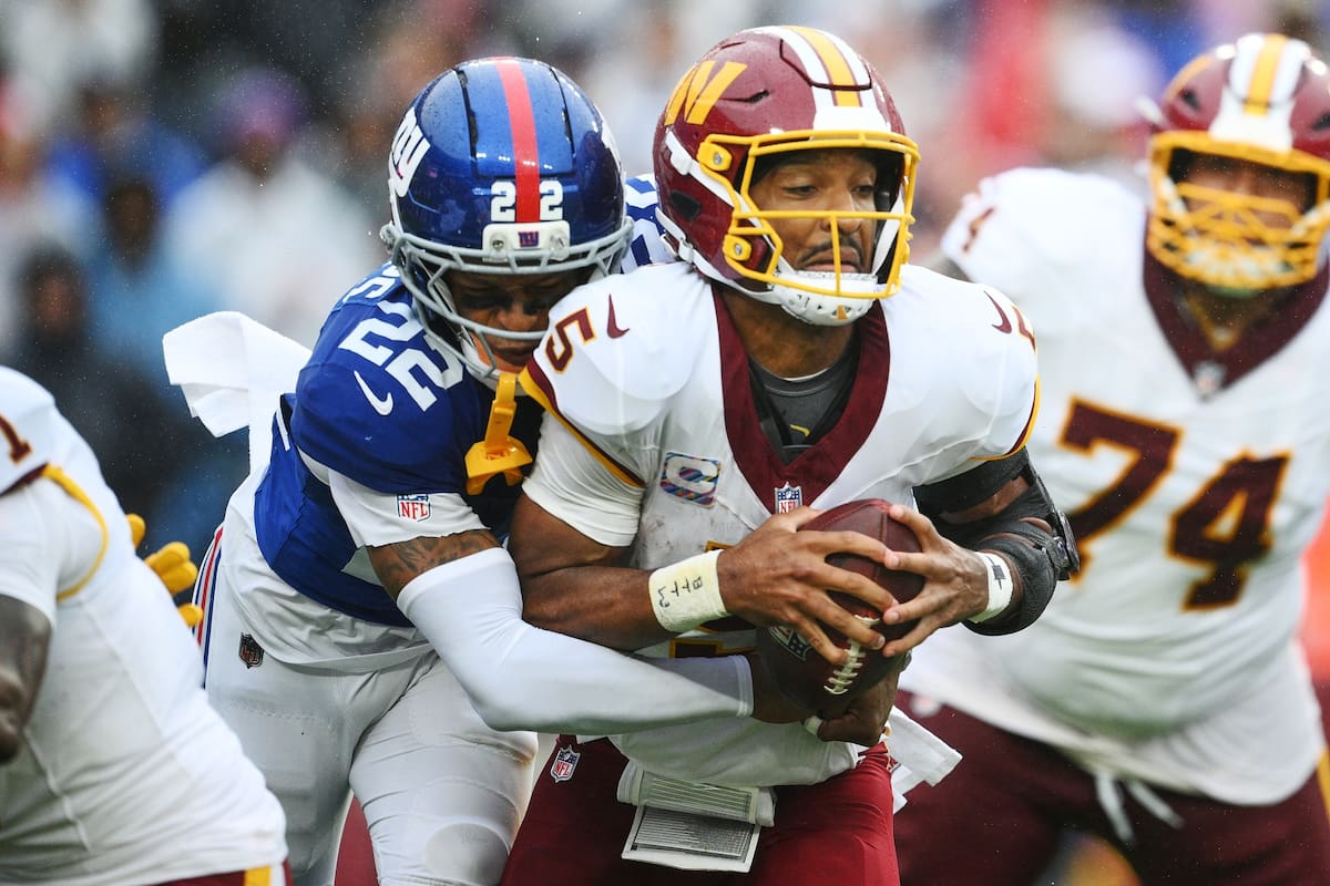 Dru Phillips, de los Giants de Nueva York, captura a Jayden Daniels, de los Commanders de Washington