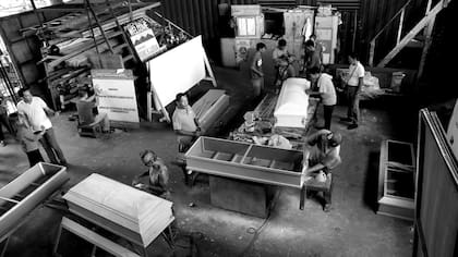 Los internos fabrican ataúdes, como parte de un programa de rehabilitación de drogas del gobierno local en la ciudad de Olongapo, norte de Filipinas