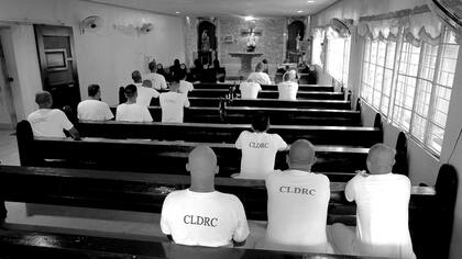 Internos rezan en el interior de una capilla en un centro de desintoxicación de Luzón Central, en la provincia de Pampanga, norte de Filipinas
