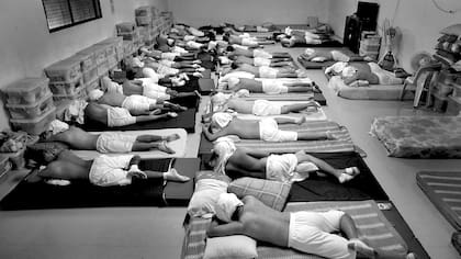 Los internos duermen con sus camisas sobre sus cabezas durante la siesta en un dormitorio para pacientes recién llegados en un centro de desintoxicación en la provincia de Pampanga, en el norte de Filipinas