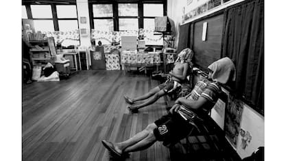 Los Internos toman un descanso dentro de un aula, durante un programa de rehabilitación de drogas, organizado por el gobierno de San Fernando