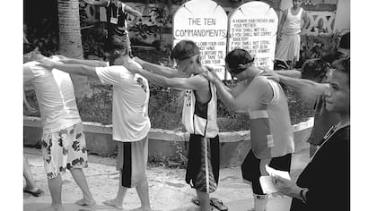 Los jóvenes internos se vendaron los ojos como parte de su programa de rehabilitación de drogas de fin de semana, en el norte de Filipinas
