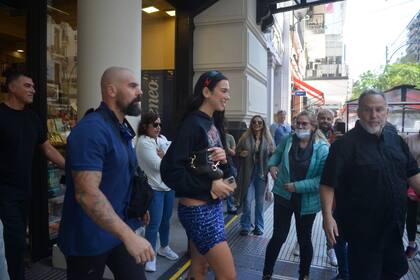 Dua Lipa a la salida de la librería El Ateneo-Grand Splendid