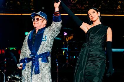 Dua Lipa acompañó a Elton John en su concierto despedida de los escenarios