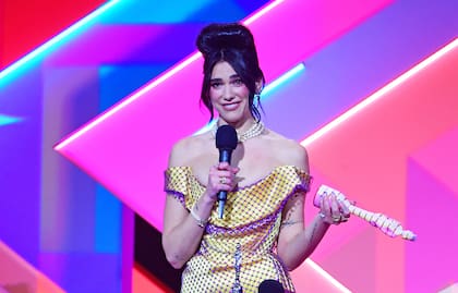 Dua Lipa al aceptar el premio al mejor álbum durante los Brit Awards 2021