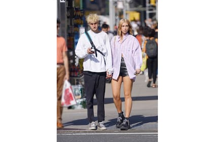 Dua Lipa con su novio, caminando por Nueva York
