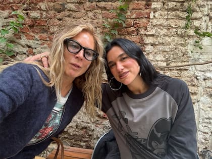 Dua Lipa con una comensal en el restaurante Las Flores