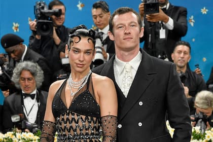 Dua Lipa confirma su compromiso con el actor Callum Turner tras meses de especulaciones
