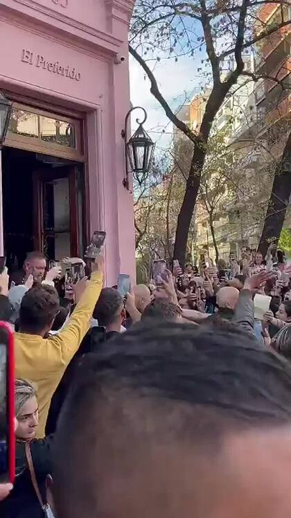 Dua Lipa, el pasado septiembre en la Argentina: almorzó en un restaurante de moda en Palermo y generó un revuelo en las calles