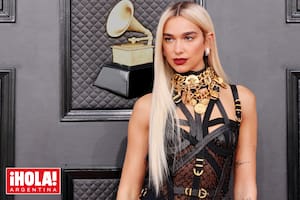 Dua Lipa en los Grammy con el traje bondage de Versace, colección de otoño 1992.
