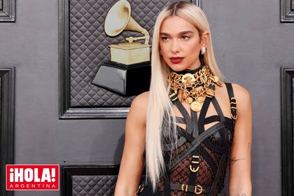 Dua Lipa en los Grammy con el traje bondage de Versace, colección de otoño 1992.