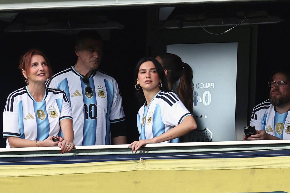 Dua Lipa fue a La Bombonera a ver el superclásico